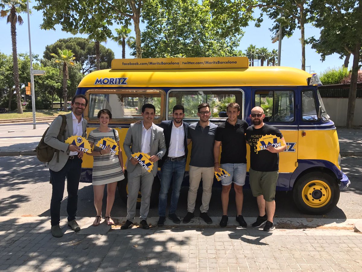 ClubMktBcn's tweet photo. 🚃5 alumnos de @EsicBarcelona ya están compartiendo #BusMoritz con Francisco Prat (@UnileverSpain) en una nueva edición de #MKTBUSBCN https://t.co/aPH2TjLINd
