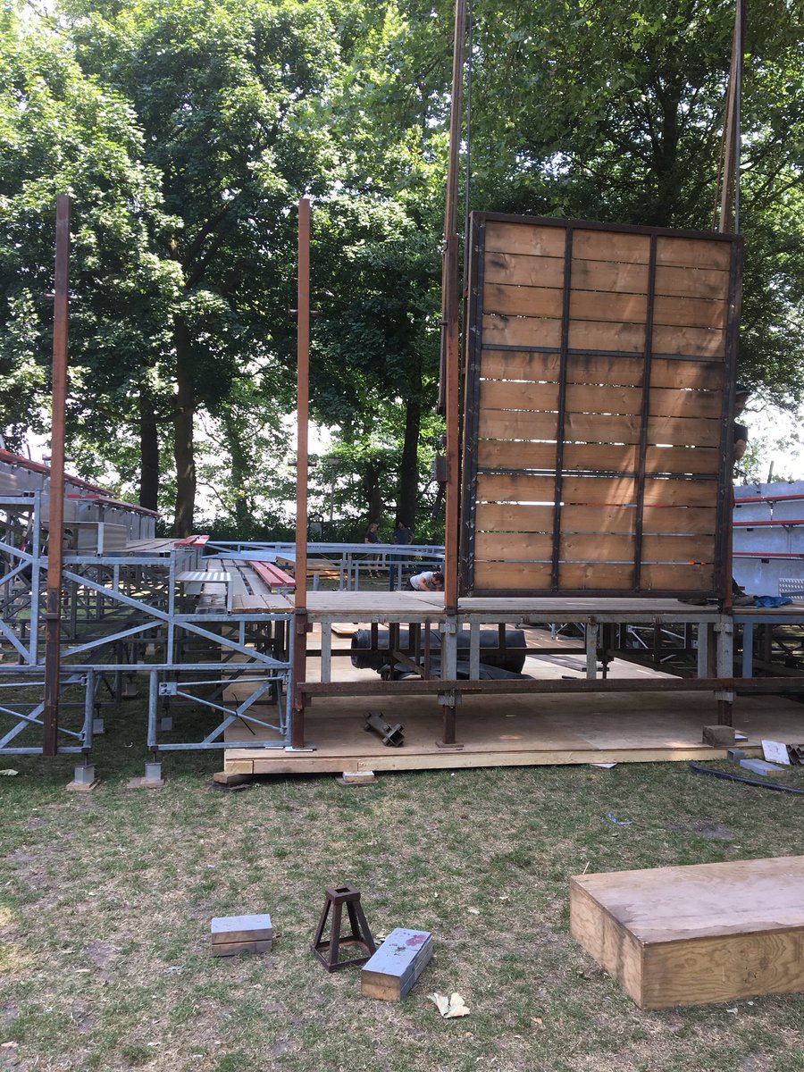 Er wordt druk gebouwd op de ValkhofTheaterAvenue in Nijmegen! #theateravenue #nijmegen #monsterverbond #artiesten #food #gezellig #zon