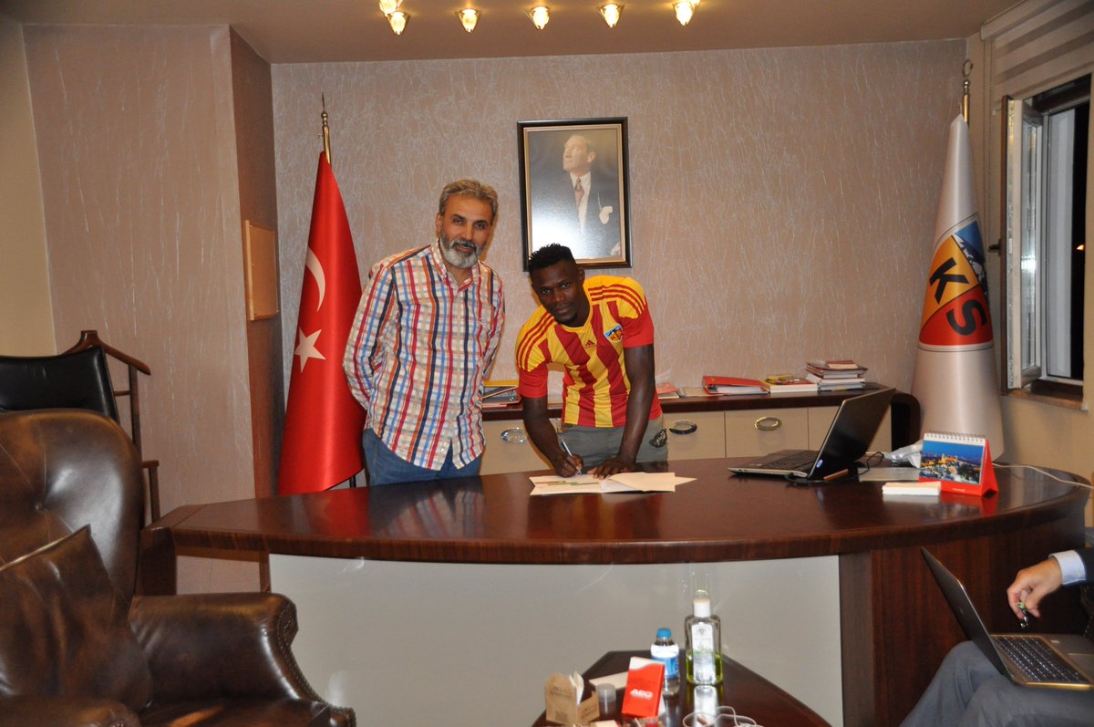 Kayserispor, Anderlecht'ten Stephane Badji ile 1 yıllık kiralık sözleşme imzaladı..