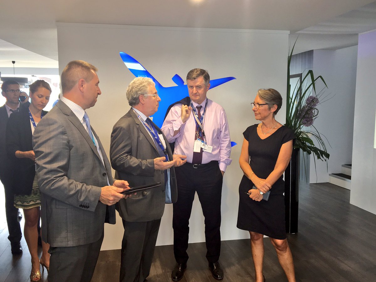 #PAS2017 Présentation du nouvel outil <a href="/GroupeADP/">Groupe ADP</a> <a href="/DGAC/">Direction générale de l'Aviation civile 🇫🇷🇪🇺</a> de détection des #drones ac <a href="/Elisabeth_Borne/">Élisabeth BORNE</a> &amp; <a href="/Romanet/">Augustin de Romanet</a> #siae2017 #innovation #avgeek