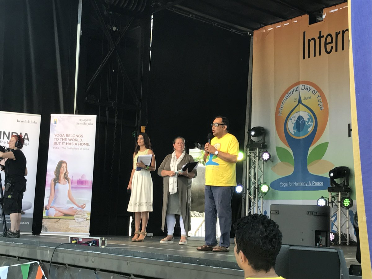 IntYogaDayUK's tweet photo. Namaste! Amazing atmosphere at Trafalgar Square today. You can still join us until 8pm for #IDY2017 #yoga celebrations. https://t.co/3PZoU2EZWc
