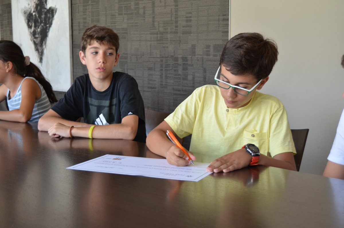 IRBBarcelona's tweet photo. La investigación en #AtaxiadeFriedreich recibe la generosa donación de los alumnos de sexto de @GarbiPereVerges. ¡Seguimos avanzando! https://t.co/TmWNEWd75A