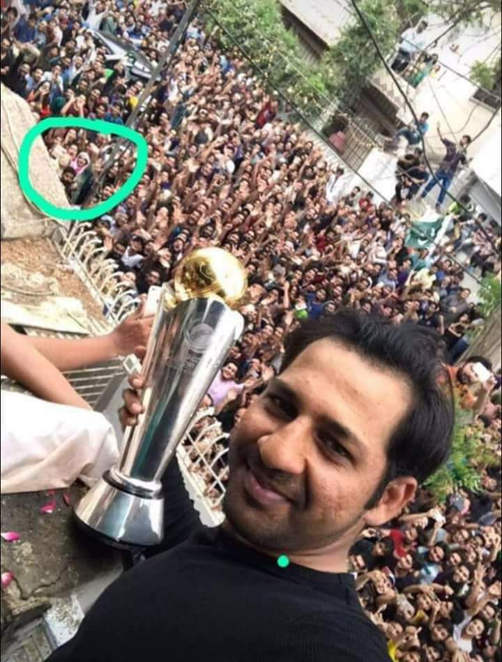 SheikhspearePk's tweet photo. Aunti gormint in the crowd to welcome our Heroes https://t.co/nKqVth97VD