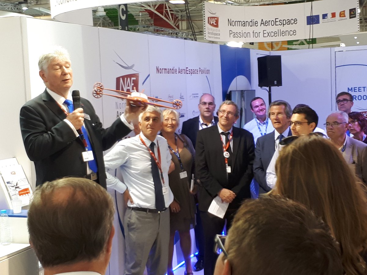 ENSTAero's tweet photo. Présentation par le président de @NormAeroEspace du MiniBee développé par @beeplane avec l'aide de @ENSTAero
@SIAE_Official 
@ENSTABretagne https://t.co/mtDoR24fzM