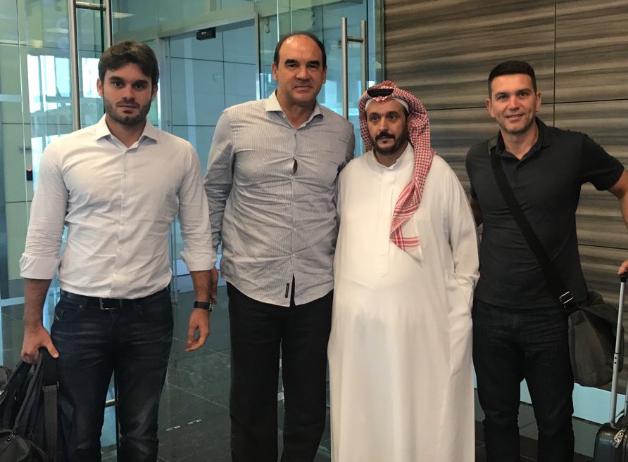 AlNassrFC's tweet photo. وصل الان إلى مطار الملك خالد الدولي بالرياض مدرب #النصر البرازيلي ريكاردو غوميز والجهاز الفني المساعد . https://t.co/3KM6CcjwZf
