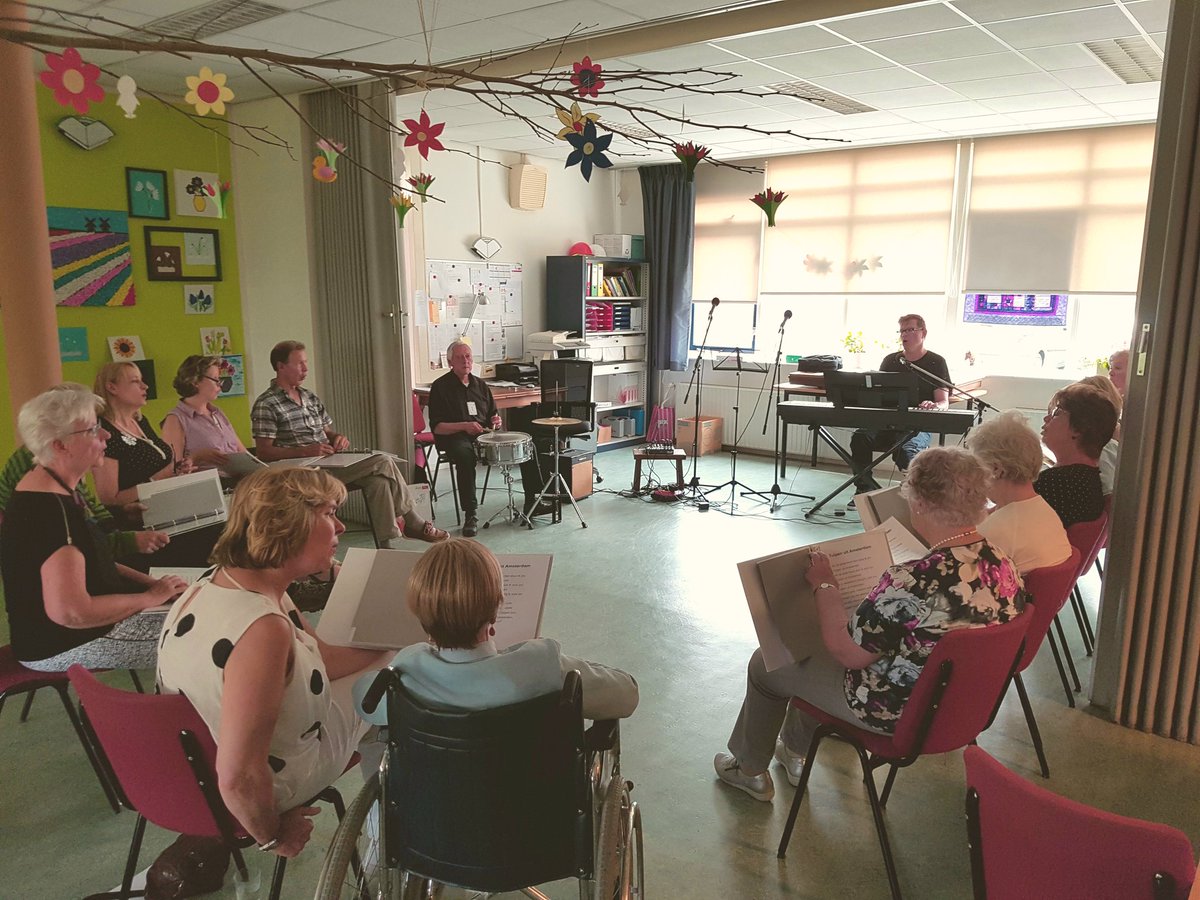 Warm welkom door koor Eigenwijs Zeist op informatie bijeenkomst Talentproject #OC <a href="/Vitras_/">Vitras</a>  <a href="/gemeentezeist/">Gemeente Zeist</a> <a href="/DemenTalent/">DemenTalent</a> <a href="/OC_Dementie/">OC3.0 Dementie</a>