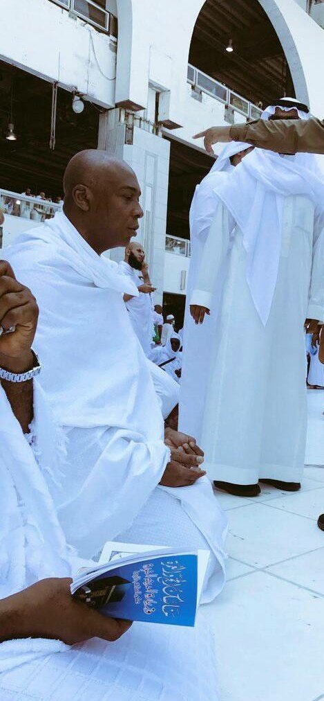 See Senate President Bukola Saraki and Aliko Dangote Performing Umrah at Holy Kaaba in Mecca, Saudi Arabia.