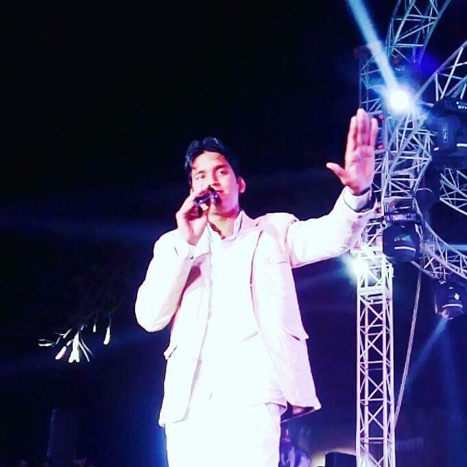 srspoet's tweet photo. तेरी अमा��त है ये रूह मेरी ,,
न यकीं हो तो इम्तहान ले ले ,,
ये फैसला भी तुझ पे है अब ,,
बख्श दे या फिर जान ले ले ,,

#shahrukhsiddiqui https://t.co/avCcGMpZXj
