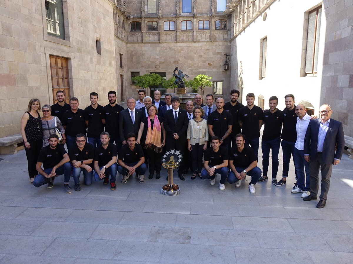 Rebuda del president <a href="/KRLS/">krls.eth / Carles Puigdemont</a> al Palau de la Generalitat amb la Copa d'Europa! Moltes gràcies!