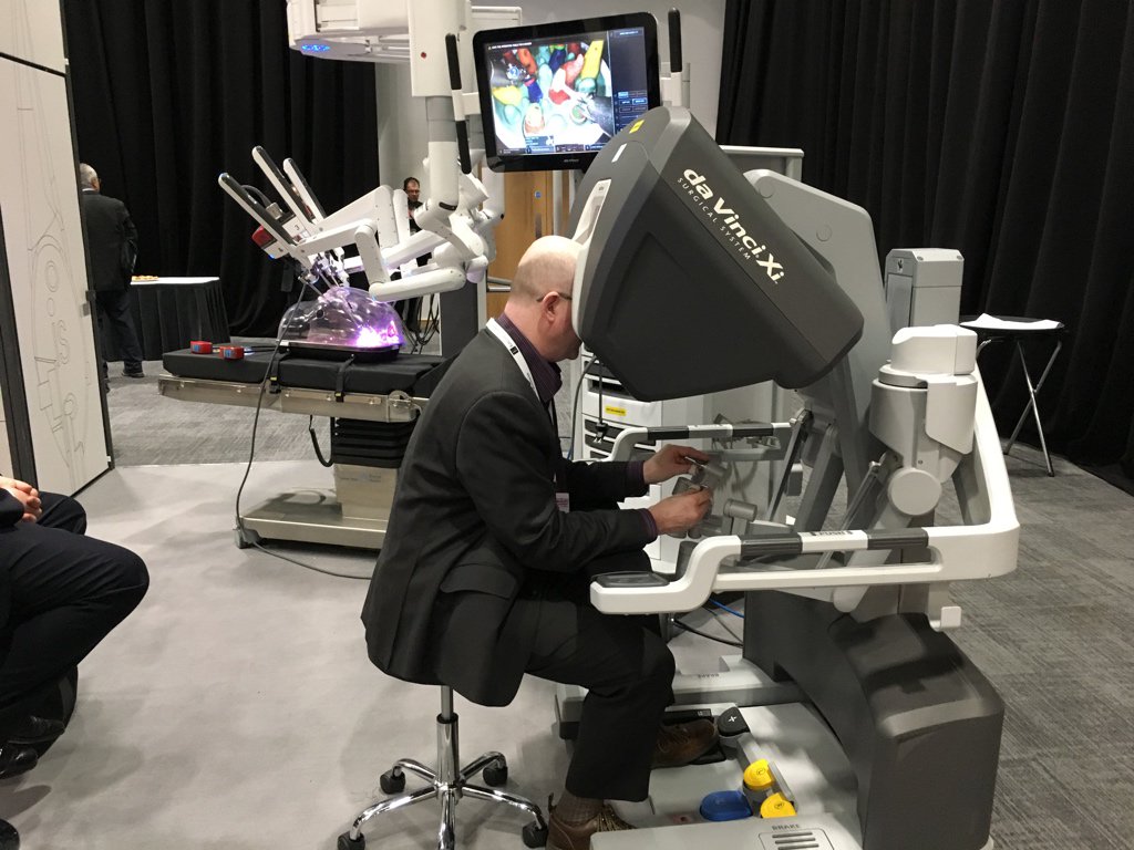 ajcook's tweet photo. I got a go on a da Vinci robot earlier this year in Liverpool - lots of fun #HTAiRome2017 #SCTS2017 https://t.co/9uG5gZBdJs