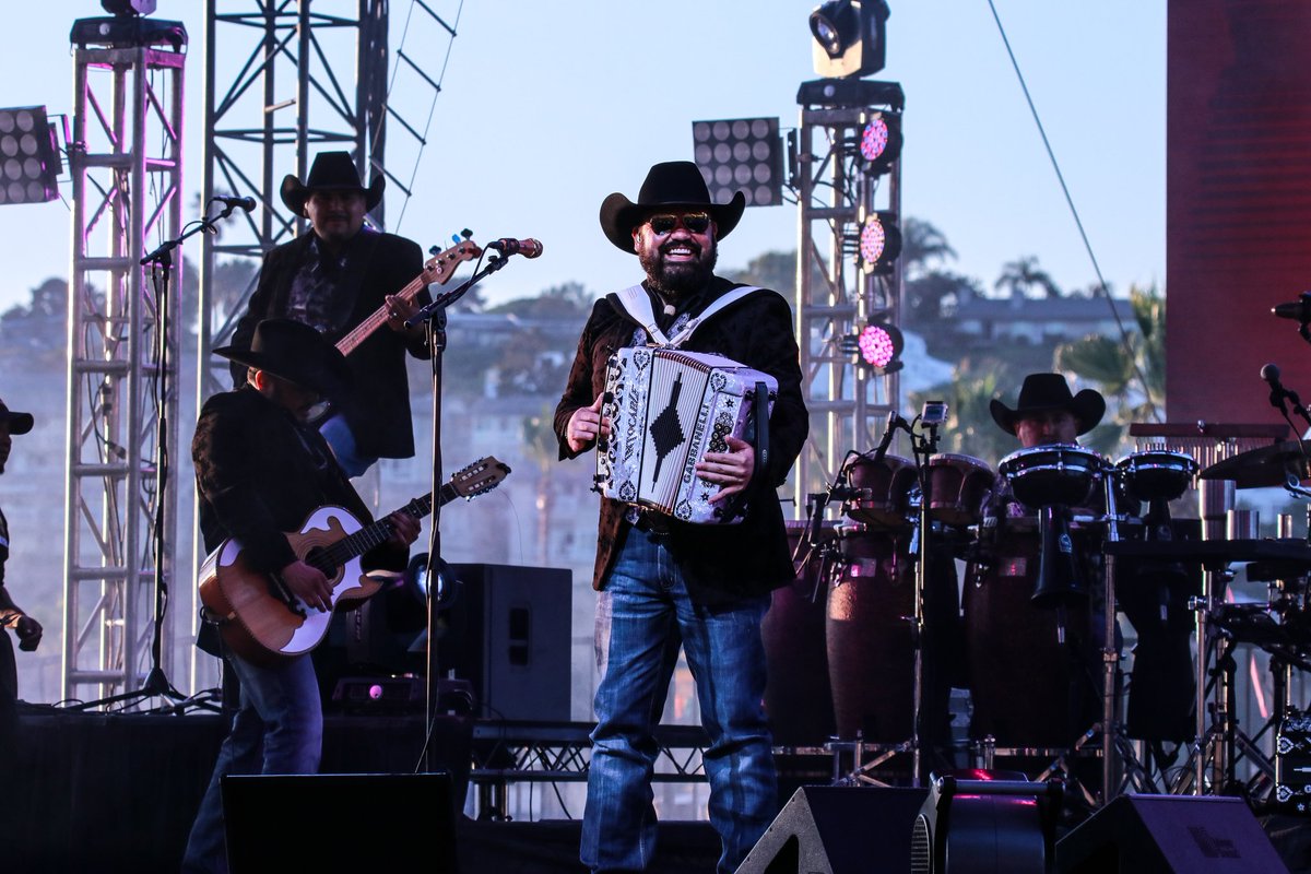 R3venta2's tweet photo. @grupointocable disfrutando de su concierto en #SanDiego donde sus fans los resivieron con otro #soldout. @IntocableRJM con su sonrisa unica https://t.co/WJghXmC92t