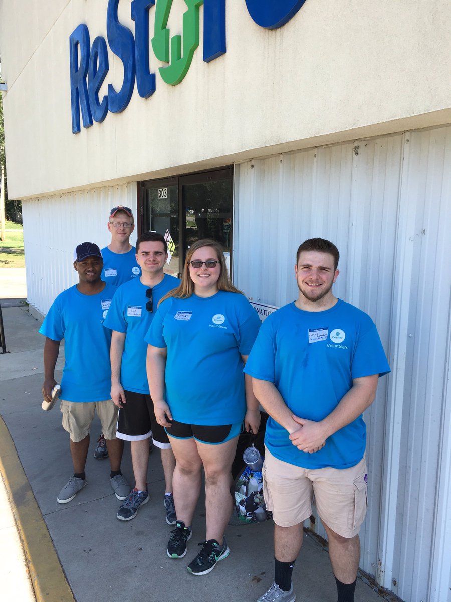 CernerCareers's tweet photo. Last week we held an Intern Volunteer Day for #CernerInterns.
105 total interns & apprentices stepped up around the Kansas City community https://t.co/iYIzA4UEHv