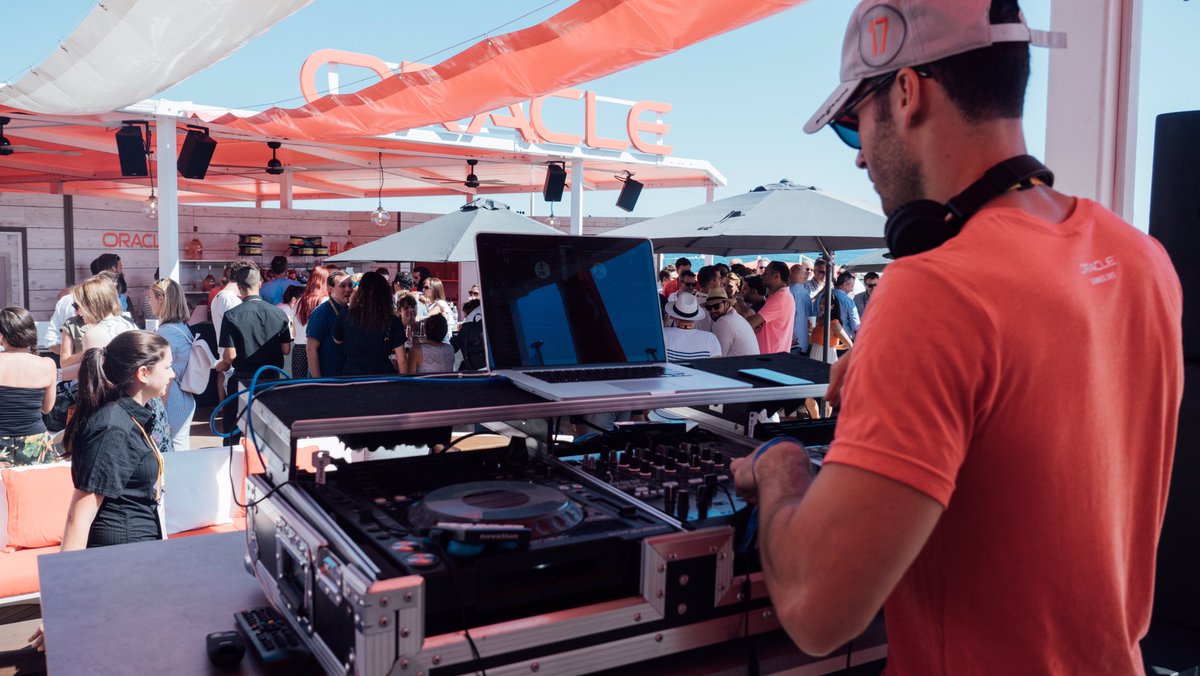 MktgCloud_FR's tweet image. C&apos;est l&apos;heure de l&apos;apéro ! Happy Hour @ #CannesOracleDeck avec @DJTomMacari #canneslion