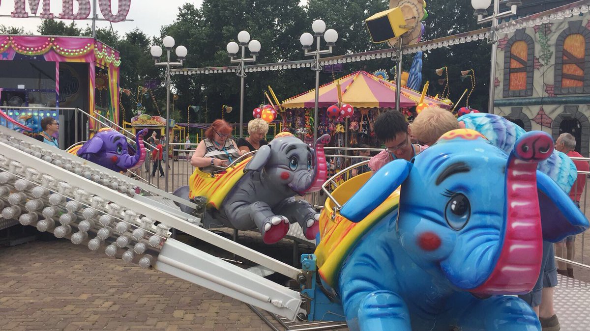 Zwieren en zwaaien op de TT kermis. Bewoners <a href="/Vanboeijentweet/">Vanboeijen</a> genieten van dit jaarlijkse uitje. Het kan Jaap en Alex niet gek genoeg