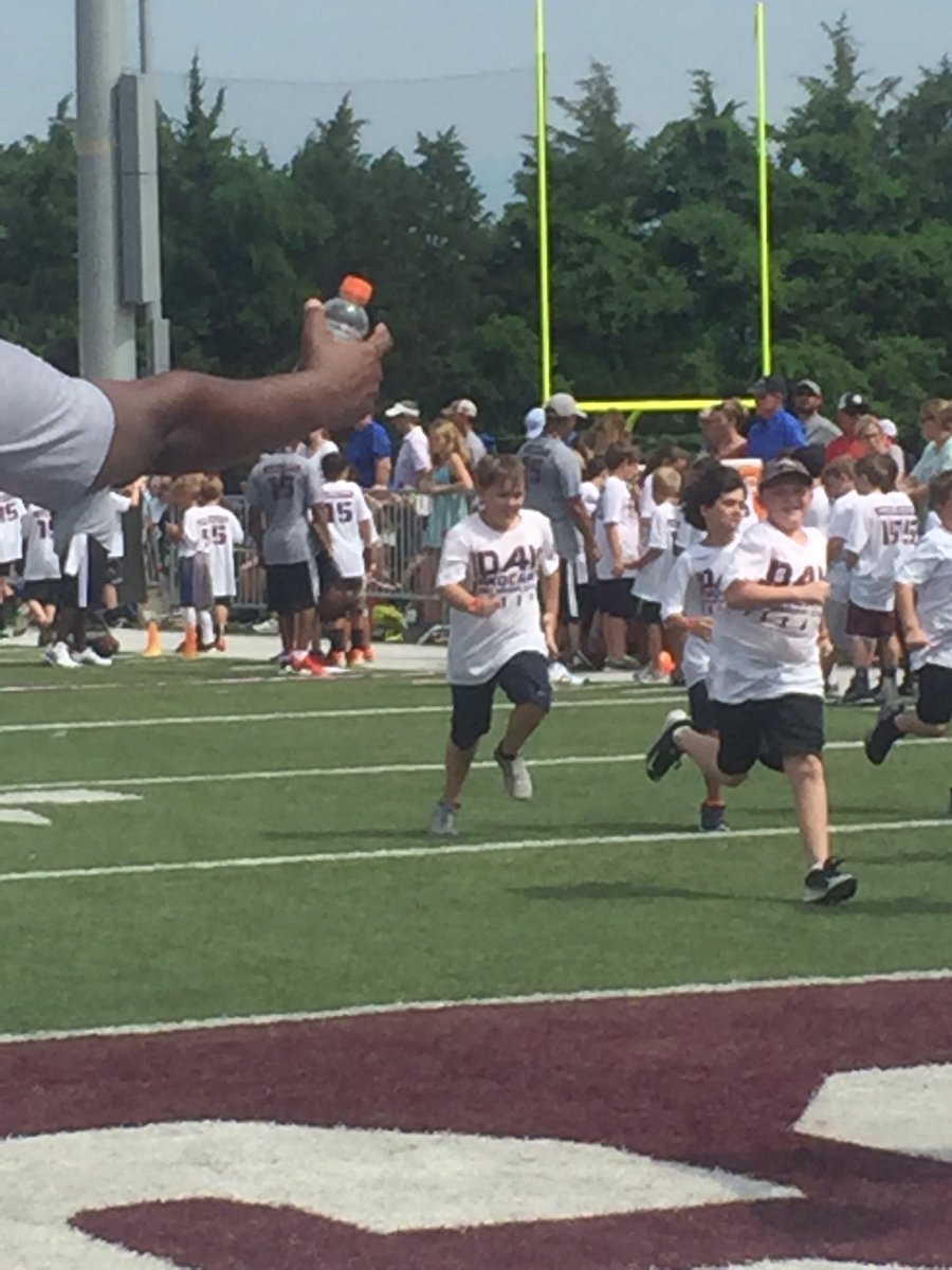 mitchelljp04's tweet image. Smokehouse race! @ProCamps @adidasFballUS @dak #teamadidas