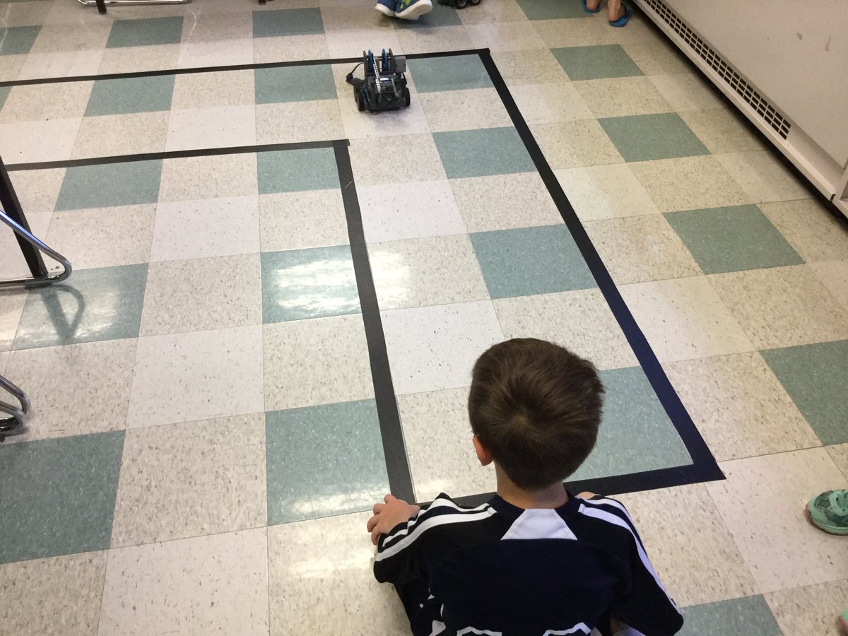 marlflite's tweet photo. Day 2 of #FLITEcamp has us programming robots to complete an obstacle course. Blown away by the problem solving these kids are using! https://t.co/eJfsYWERUV
