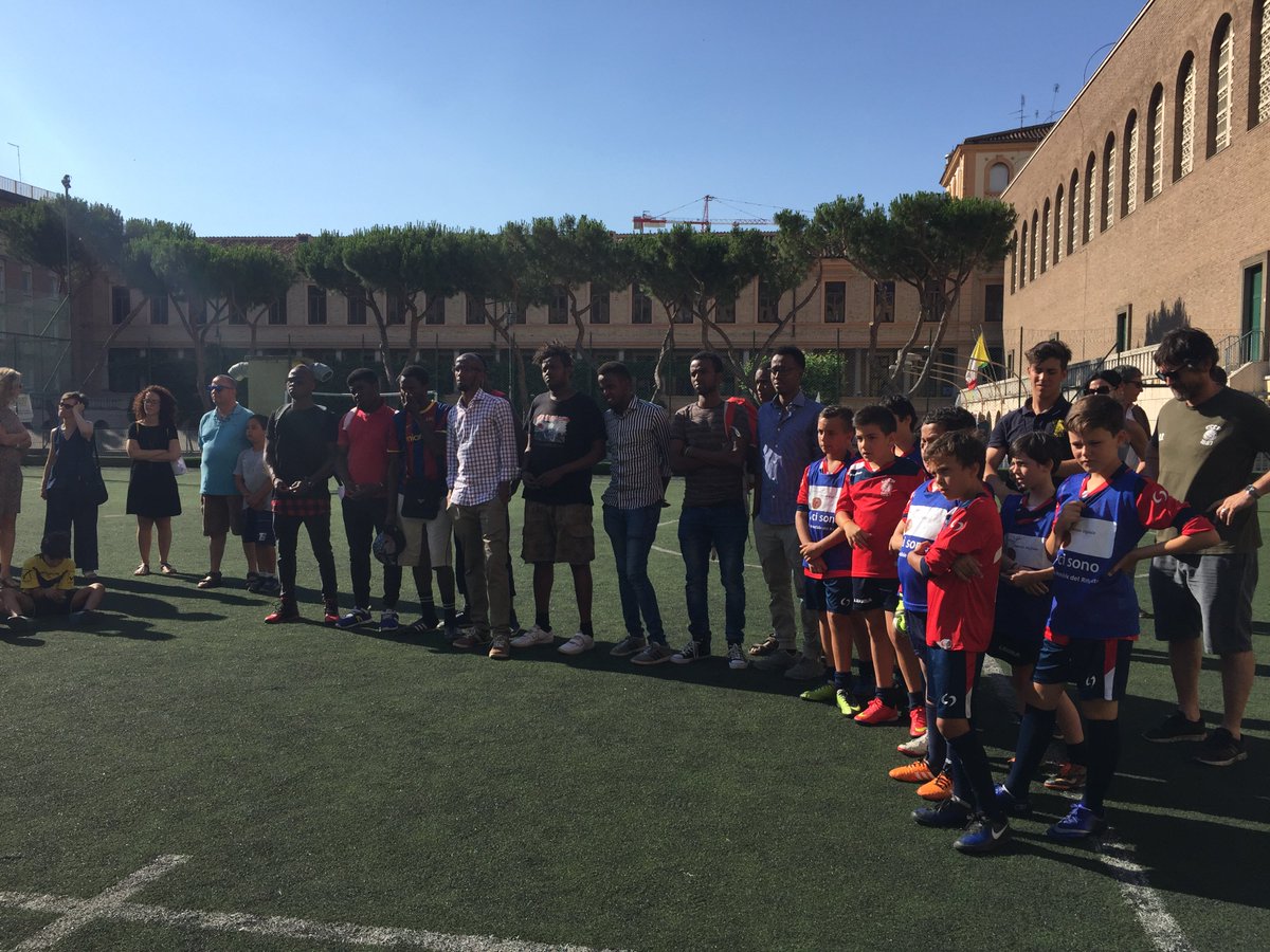 Eleonora_FMD's tweet photo. Comincia anche a #Roma la partita #IoCiSono, musica e canti per dare la carica a questa giornata importante #GiornataMondialedelRifugiato https://t.co/n1GtFER8eW