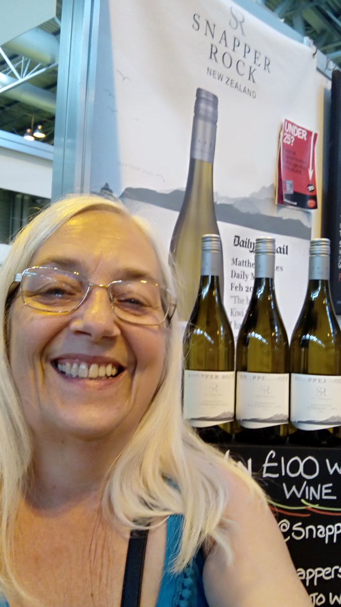 butterflytails's tweet photo. @snapperrocktony #Snapperselfie one bottle would be lovely but 3 would be better, love the crisp fresh tasty of the Sauvignon Blanc :) https://t.co/eZabKC1q8T