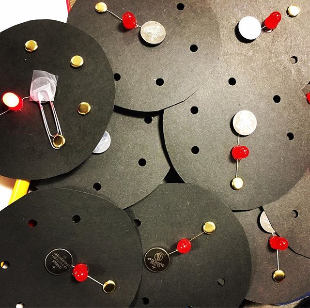 hplibrary's tweet image. Making circuits #LibraryCamp #stemlibraries 💡📎