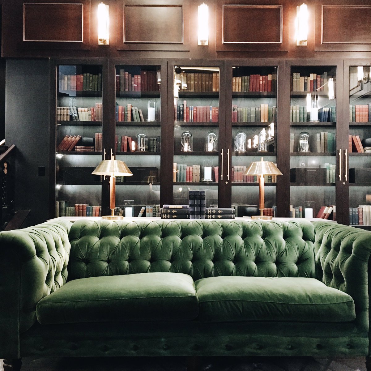 Dream couch! Check out my <a href="/CurioCollection/">Curio Collection</a> Kansas City travel guide. globalyodel.com/yodels/curio-c… #swoon #CitiesByCurio