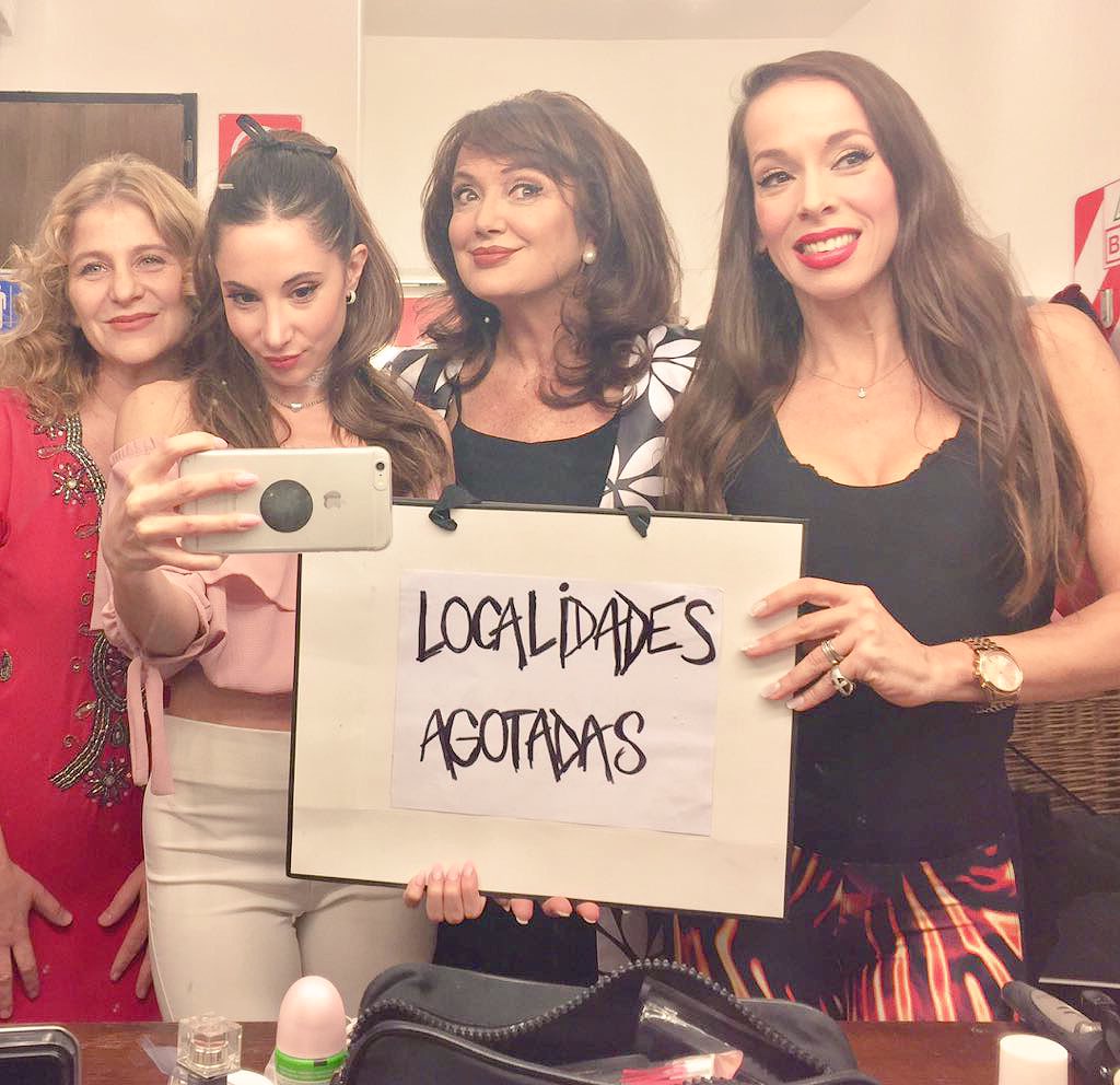 magdalenabravi's tweet photo. Iupi ! Felices ! Agotado ! @acaloradasok @EmiliaMazer @onettovictoria #pataechegoyen ♥️👠👠 https://t.co/wlH5piV4Ok