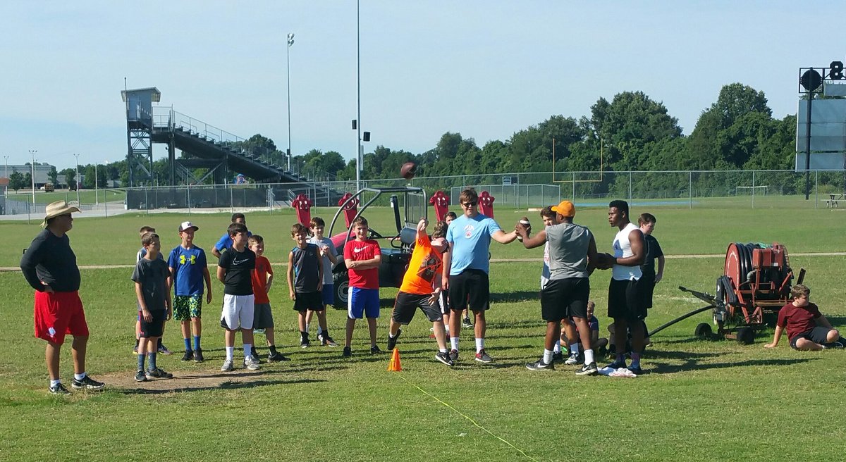 CoachStroup's tweet photo. Day two in the books for the USJ youth football camp! #passingcompitetion #DLwork #layingthewood https://t.co/QktZi8BYFm