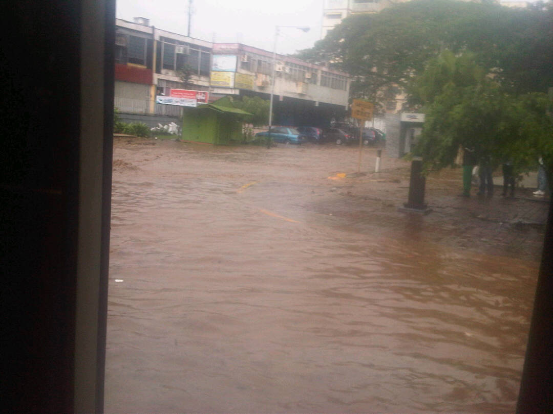 AndrewsAbreu's tweet photo. #AHORA 05:35pm afectación en Av Orinoco / Av Bolívar Norte altura Camoruco #Valencia #TormentaBRET https://t.co/giBXfYLfXg