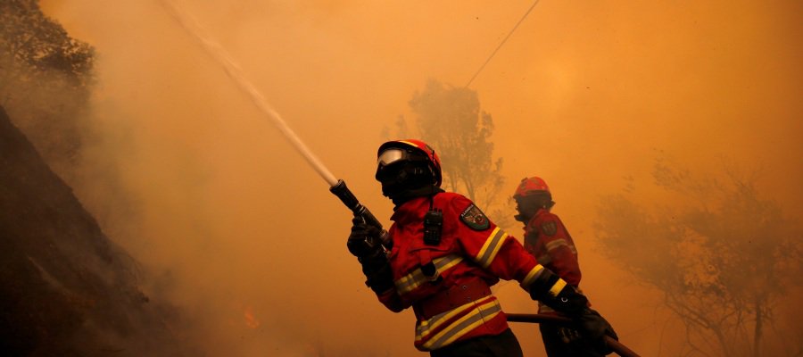 La incansable labor de los bomberos y voluntarios en Portugal: muchos llevan prácticamente cuatro días sin dormir ► atres.red/ntlwm1