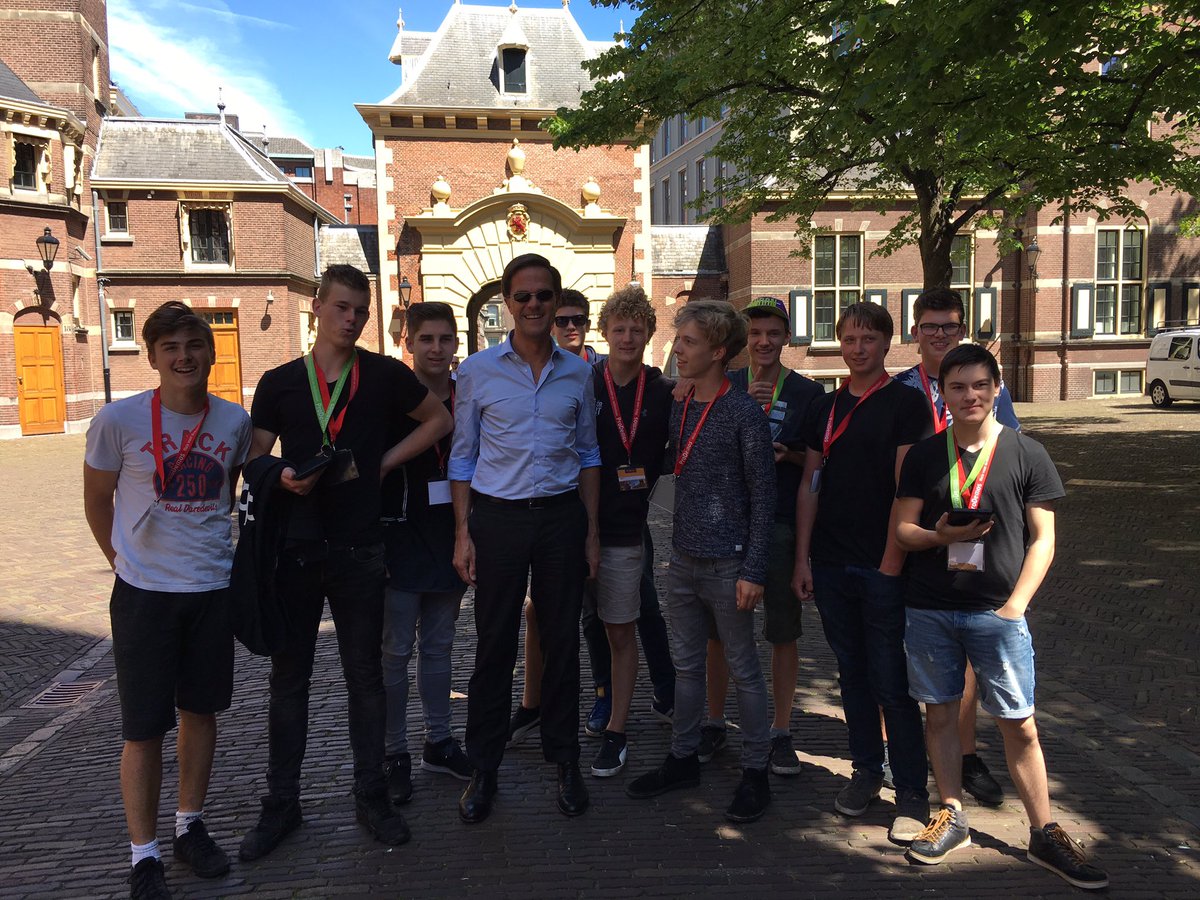 De mannen van 4 havo met onze mp <a href="/markrutte/">Mark Rutte</a>