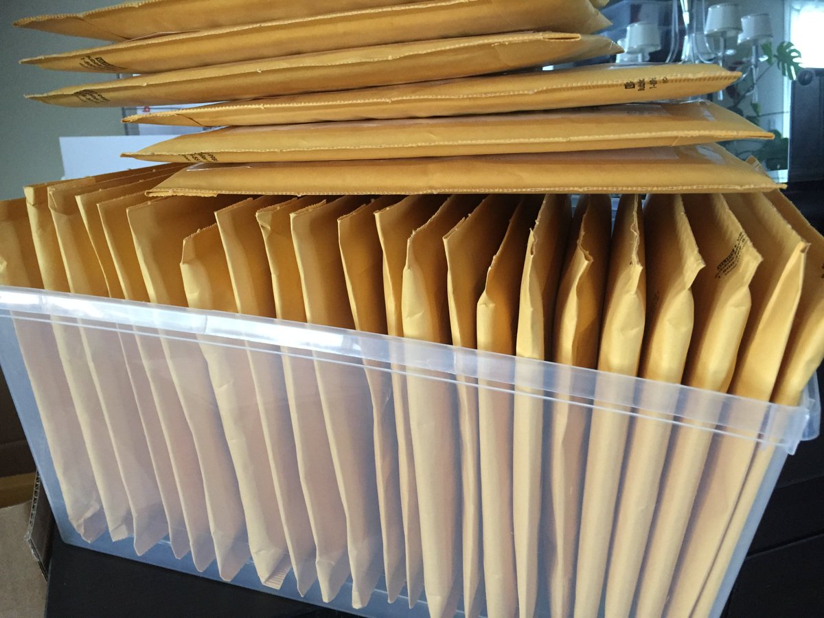 braDfulOfficial's tweet photo. Des enveloppes partent chaque jour! Surveillez vos boîtes aux lettres! 💌
Pour passer votre commande de #braDful: https://t.co/p1zYjidYKm https://t.co/D41VfyAMe5