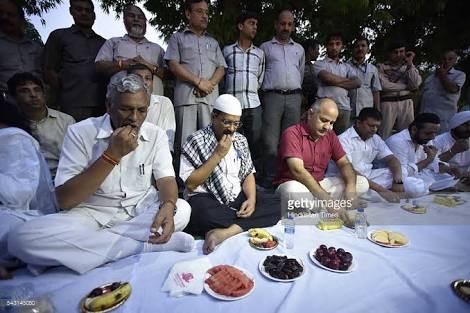 HarishK04131926's tweet photo. केवल इफ्तार पार्टी देने से मुसलमान खुश नहीं होगा अपनी बहन बेटी का हलाला भी कराना पड़ेगा और खुद का खतना भी करवाना होगा @ArvindKejriwal https://t.co/bPRaIeBJhY