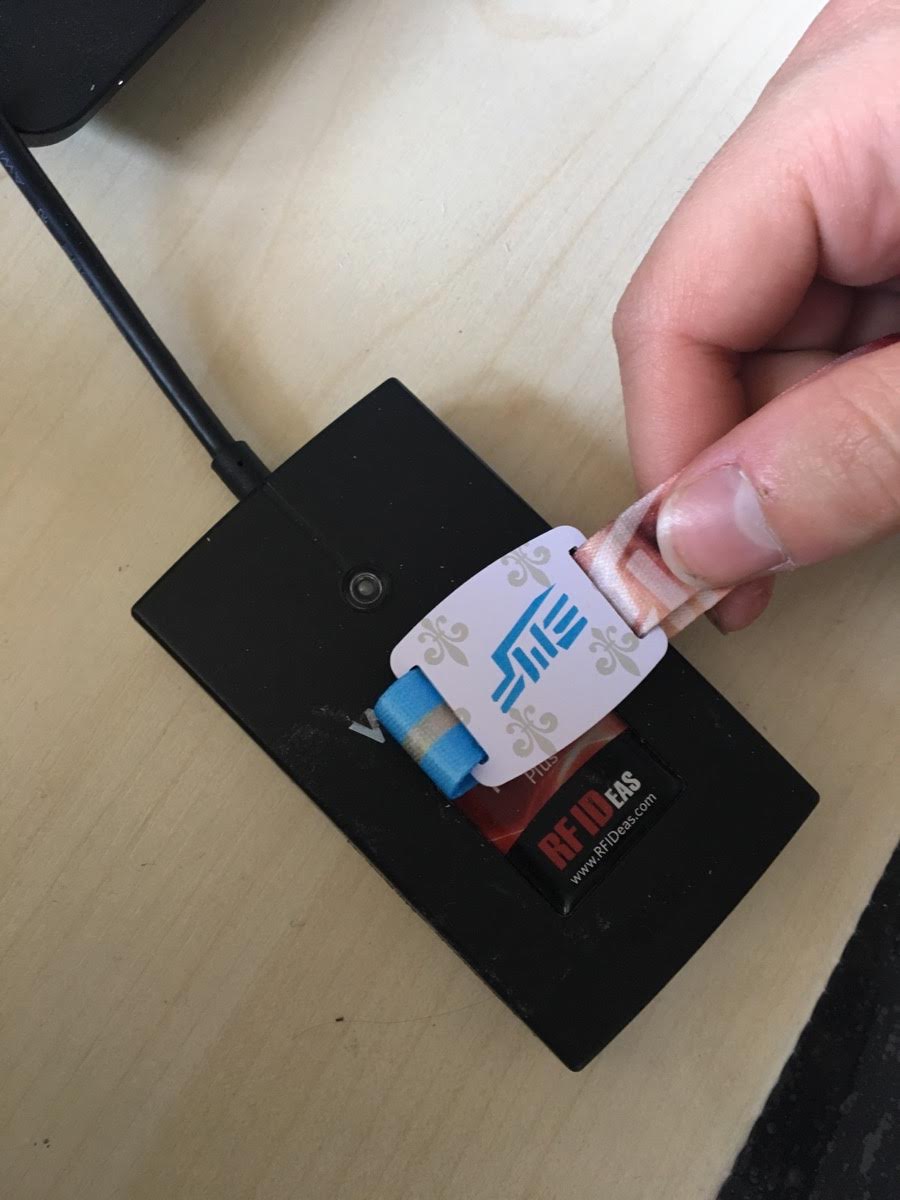 electrobeach's tweet photo. Demain les premiers bracelets partiront vers chez vous! Vous n'avez pas encore votre billet pour #EMF2017? > https://t.co/4GWJsPzgwD https://t.co/oWegORSdV7
