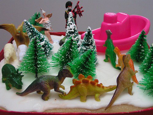 IFeedLol's tweet photo. Christmas Cake 2006 https://t.co/drSbIYz9VB https://t.co/qS8symw5Zt