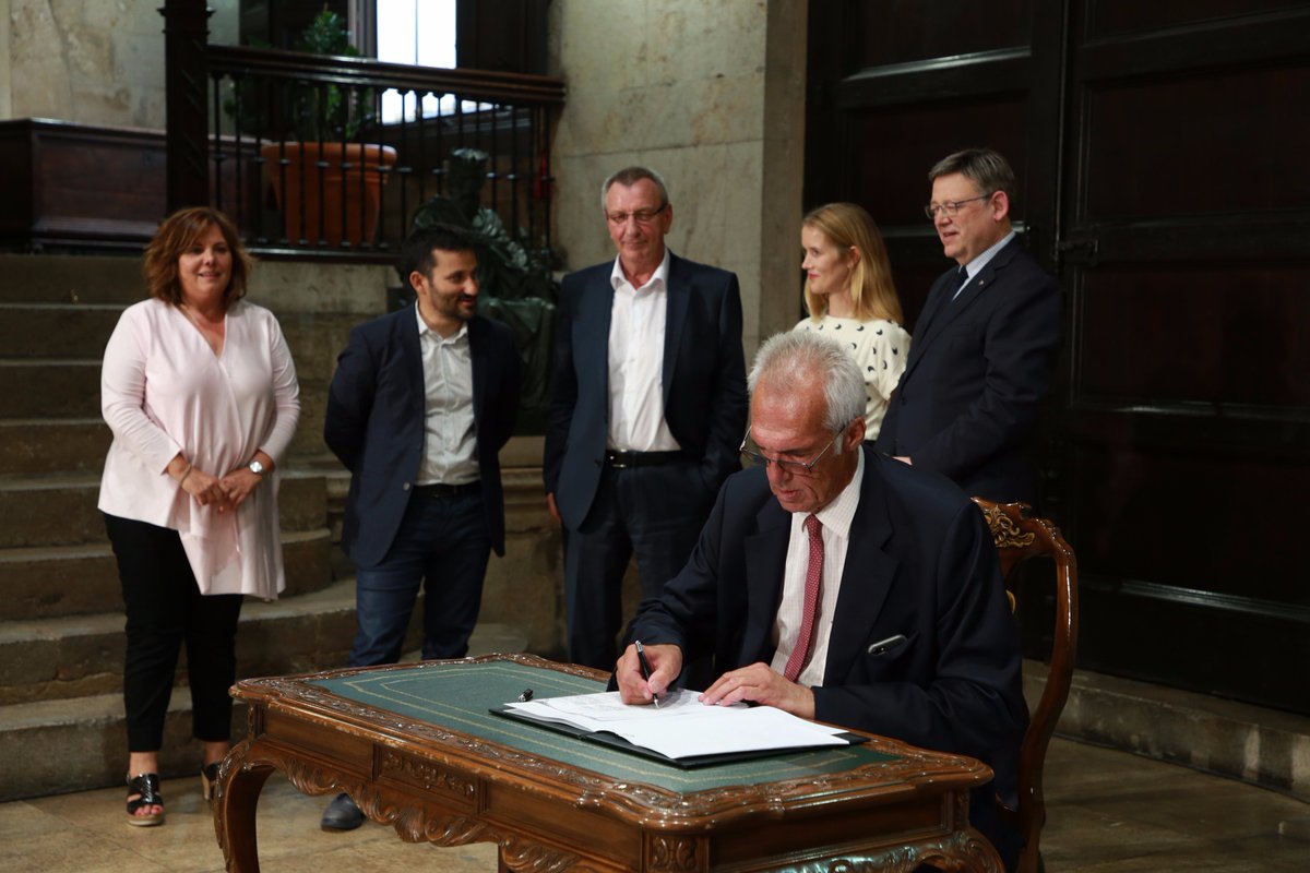 generalitat's tweet photo. 🖋 @ximopuig preside la firma del convenio de colaboración entre @generalitat , @thyssenkrupp Galmed y IES Eduardo Merello Puerto de Sagunto https://t.co/wzeEWaqiJv