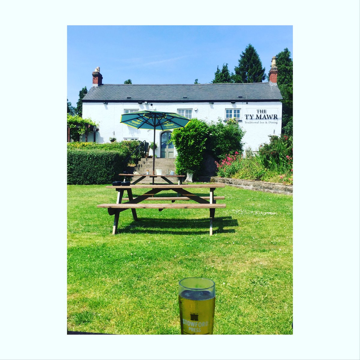 hannah_kg's tweet photo. There is nowhere quite like the @TyMawrCardiff on a day like today #heatwave #favepub ๐๐บโ๏ธ https://t.co/f8ZUBSwXWn