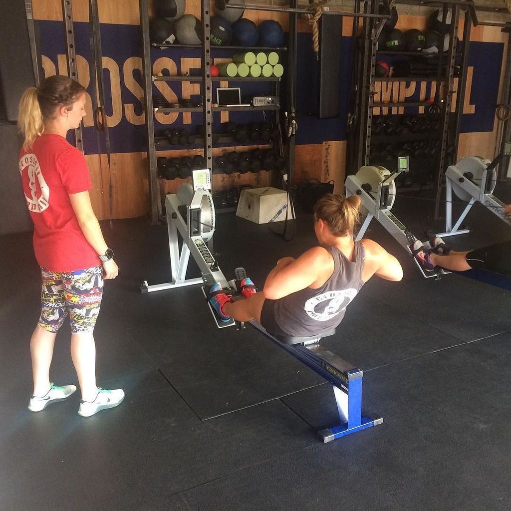 CFAmpthill's tweet image. First part of class: 5 x 400m rows followed by 2:00 rest @80% Effort with coach Aimes #rowing #boxprogramming #amp… ift.tt/2sxpngv