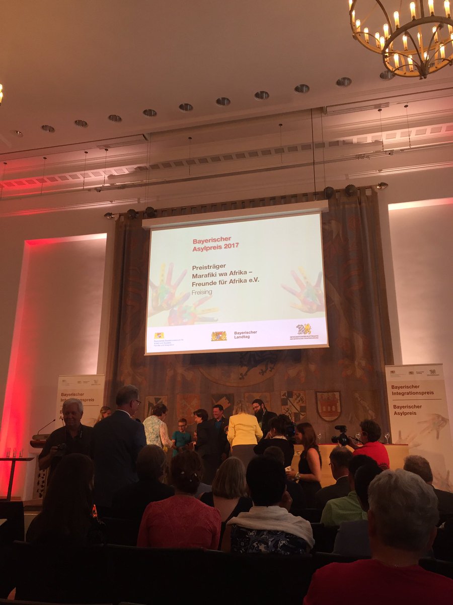leasofialive's tweet photo. Verleihung des bayerischen Asylpreises im Landtag 🌍#WorldRefugeeDay17 #unicef #münchen https://t.co/RjFoyjpC1D