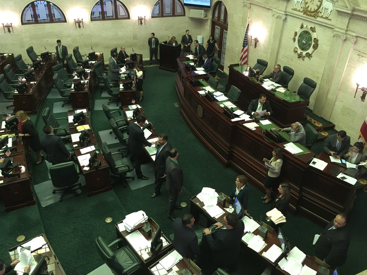Limarys_Suarez's tweet photo. .@CamaraConPR considera el #PC808 para crear el Registro de Cabilderos, reglamentar la profesión y establecer penalidades @cbenespanol https://t.co/eV69U8sZaG