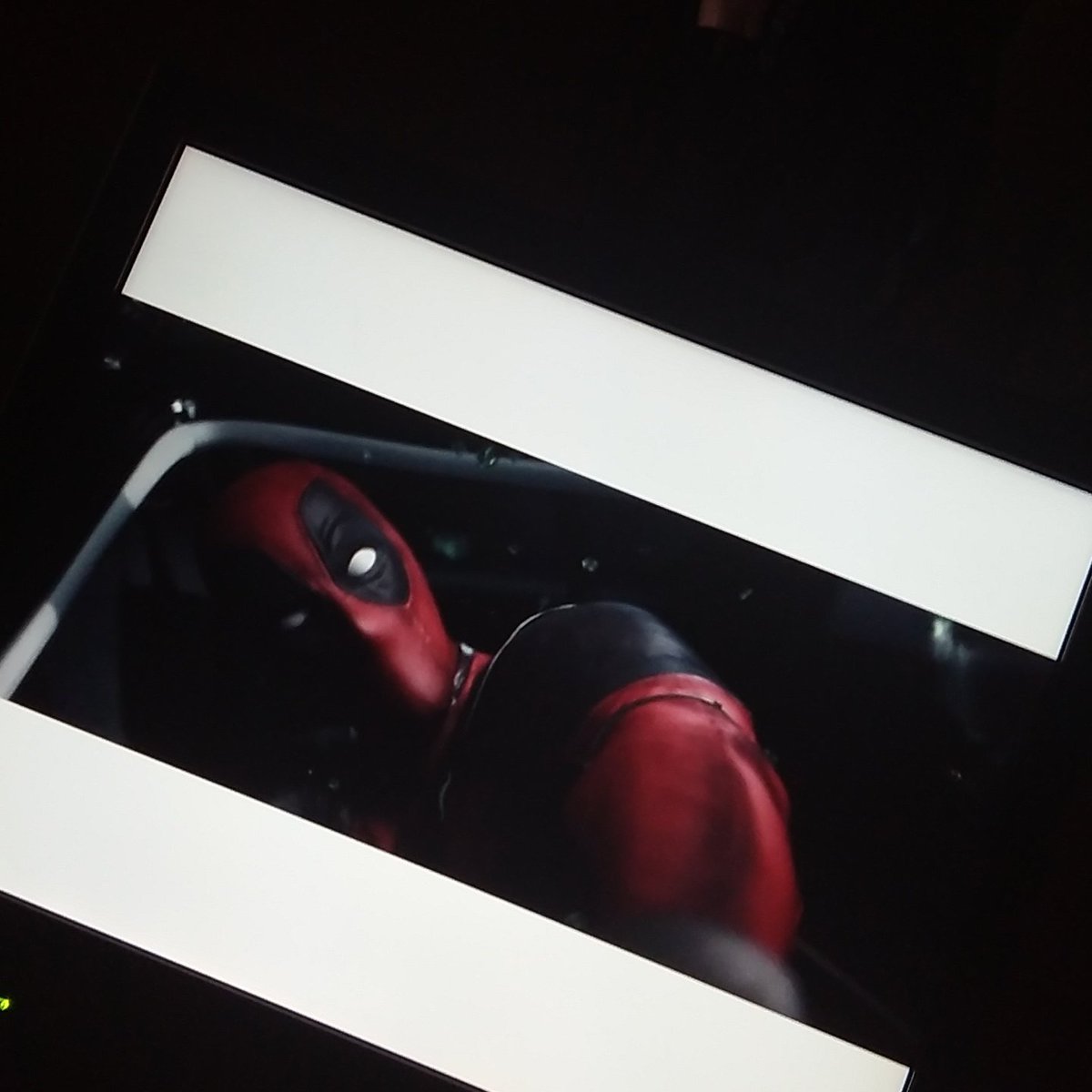 MissManonDream's tweet photo. Devant Deadpool 😁😁 Qui aime ? 😏😁 https://t.co/BxRnQcrgwH