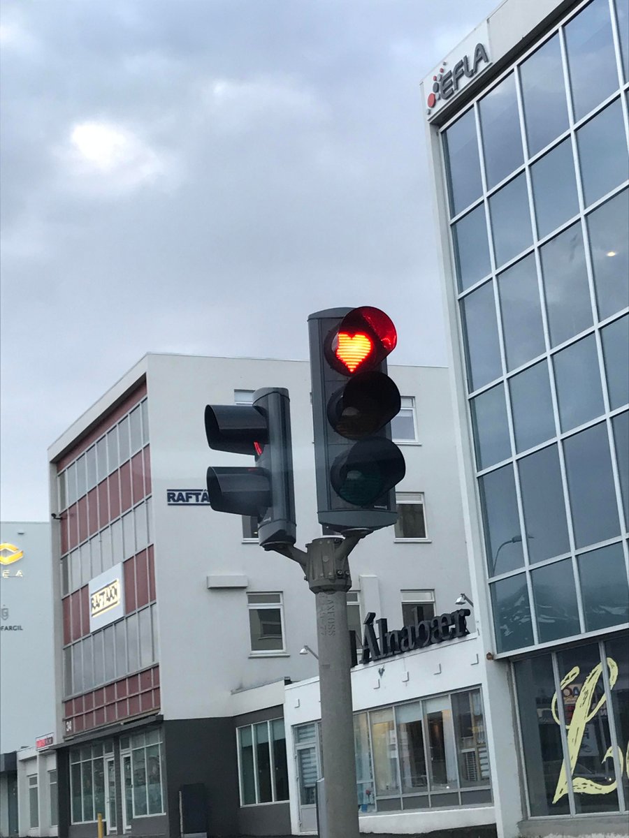 creapills's tweet photo. À Akureyri, en Islande, les feux rouges ont un coeur ❤️ https://t.co/LE3CXWGgRp