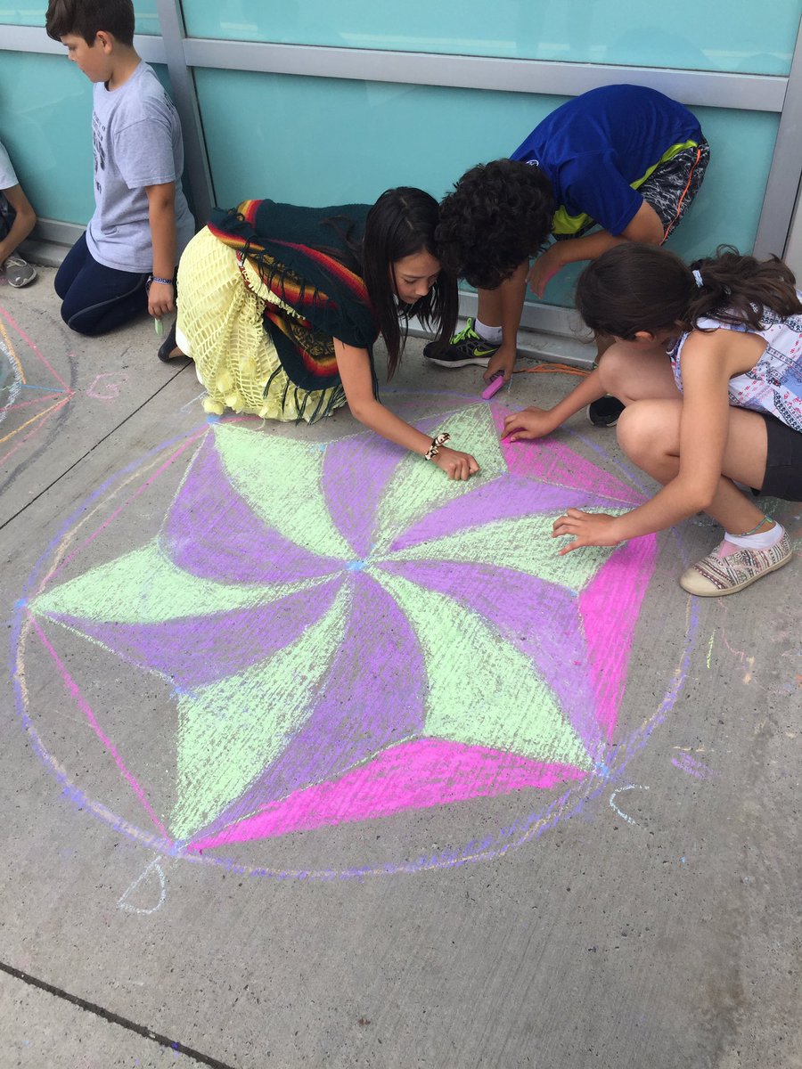 Cm2bClaudel's tweet photo. #ArtEtGéométrie #StreetArt #ArtÉphémère @cm2_rouge @lyceeclaudel 1/4 https://t.co/BFPHrcJd8b