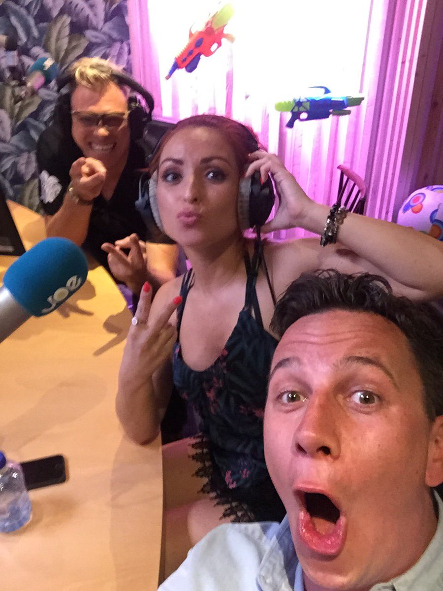Bjorn_Verhoeven's tweet photo. In de 90's kwamen bijna alle hits uit Limburg! Of nie, buurman? #celebrateThe90s (elke avond van 20u tot 00u ben ik uw dj op joe 😀) https://t.co/RfwtckbJO1