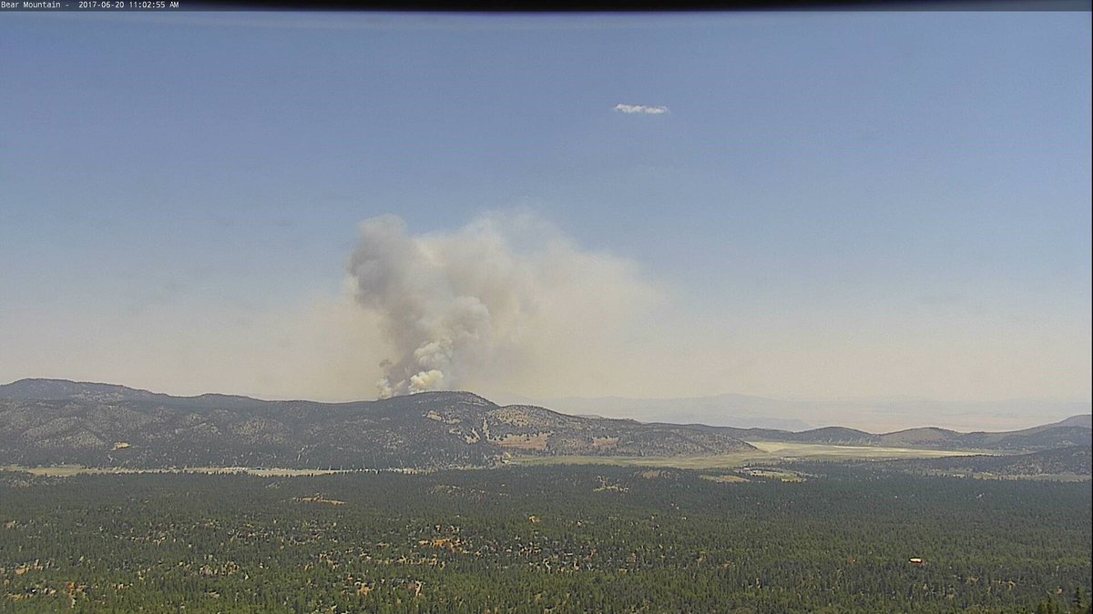 SanBernardinoNF's tweet photo. #HolcombFire  Increased fire activity due to rising temperatures and low humidity - Photo courtesy of https://t.co/ocdsPDxE6o @SoCalMtns https://t.co/UVN4vyplEp
