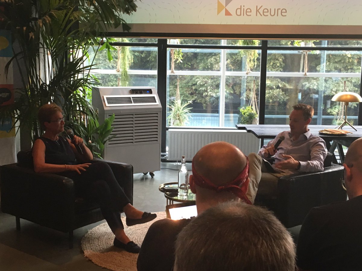 The aim is to flatten organisations with #socialTech says <a href="/VUSaskia/">Saskia Van Uffelen</a> <a href="/IsabelDeClercq/">Isabel De Clercq</a> #peopleAnalytics #ONA #organisationalNetworkAnalytics