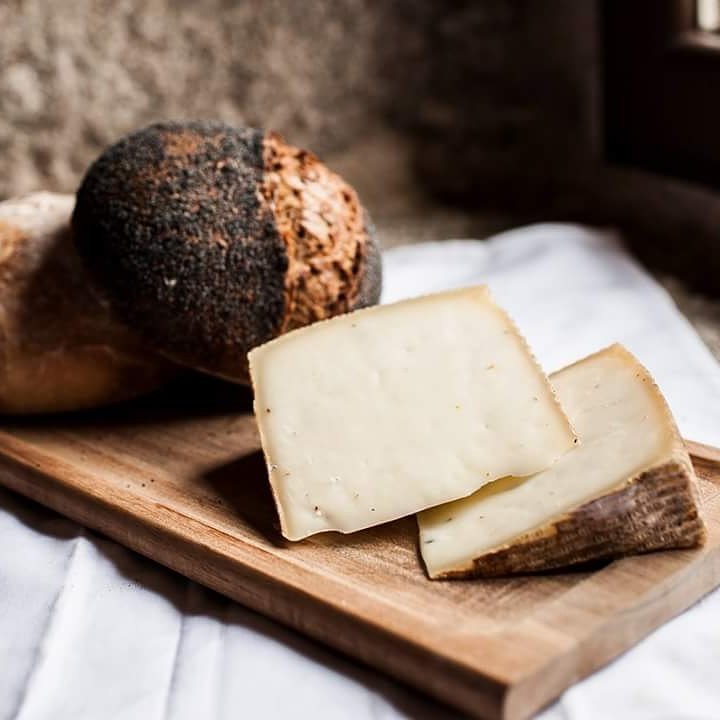 elsainetemadrid's tweet photo. Hay ocasiones en que no hace falta mucho más. Queso de trufa “La Antigua” y un buen pan.

#queso #trufa #elsainete #madrid #foodiemadrid https://t.co/Sq6MJzMM1L