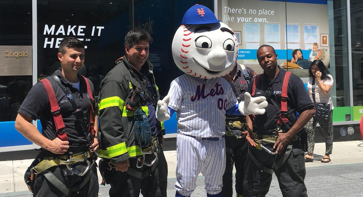 MrMet's tweet image. Nothing better than hanging with New York City’s bravest. 👊