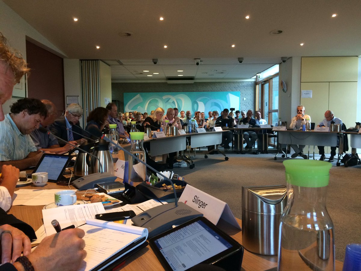 #devlinderteraar #teraar veel inwoners uit ter aar in de raadszaal voor een keuze tussen nieuwe sporthal of behoud van de vlinder.