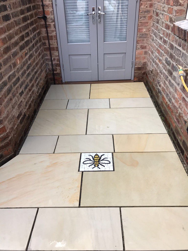 OldHoltsTurf's tweet photo. Johnny @ Green living doing a great job , #manchesterbee https://t.co/u9Qsi6Kr0B