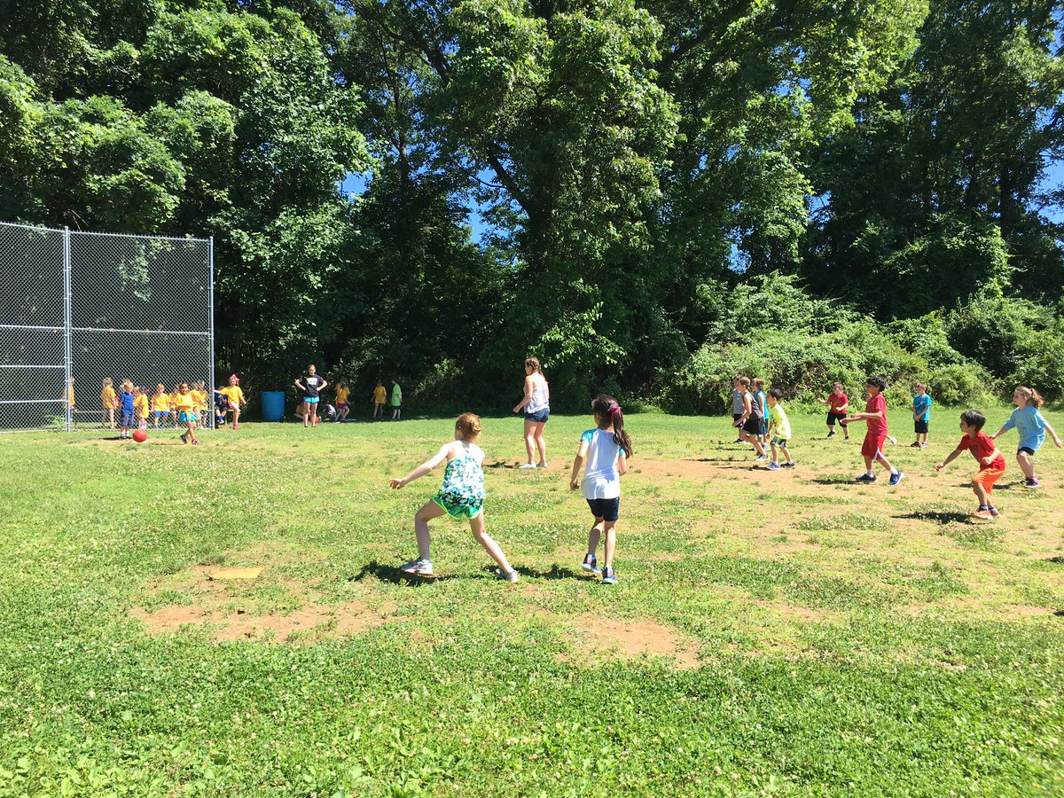 WOSnews's tweet image. Good sportsmanship is always shown during the annual last week of school kickball game between #mrskuhnWOS and #mrsschaeferWOS&apos; classes!