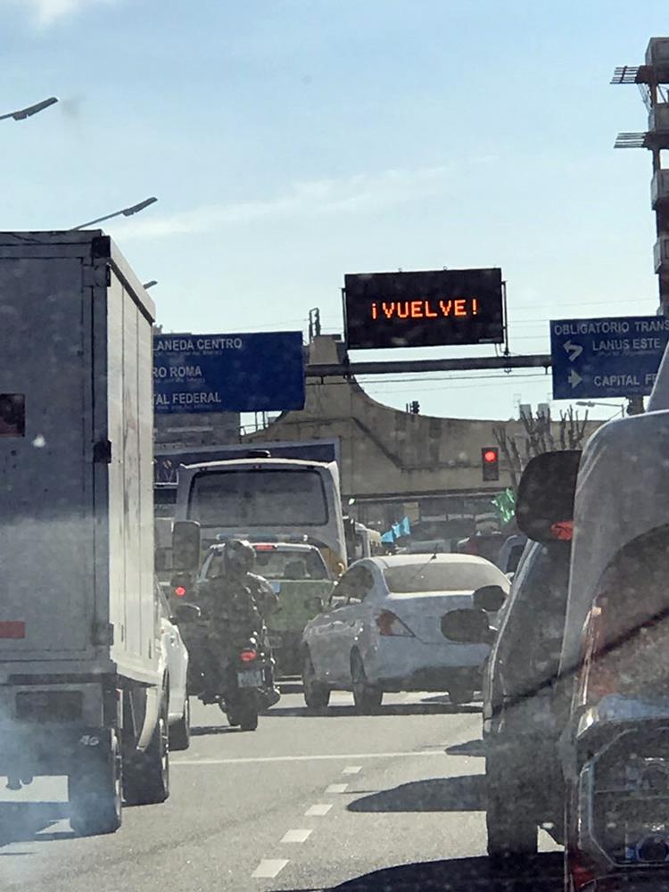 OmarAliCandanga's tweet photo. #CristinaEnArsenal Hoy en Avellaneda. Avenida Mitre. Los carteles andan diciendo...✌️❤️✌️ https://t.co/GufoQKTcIP